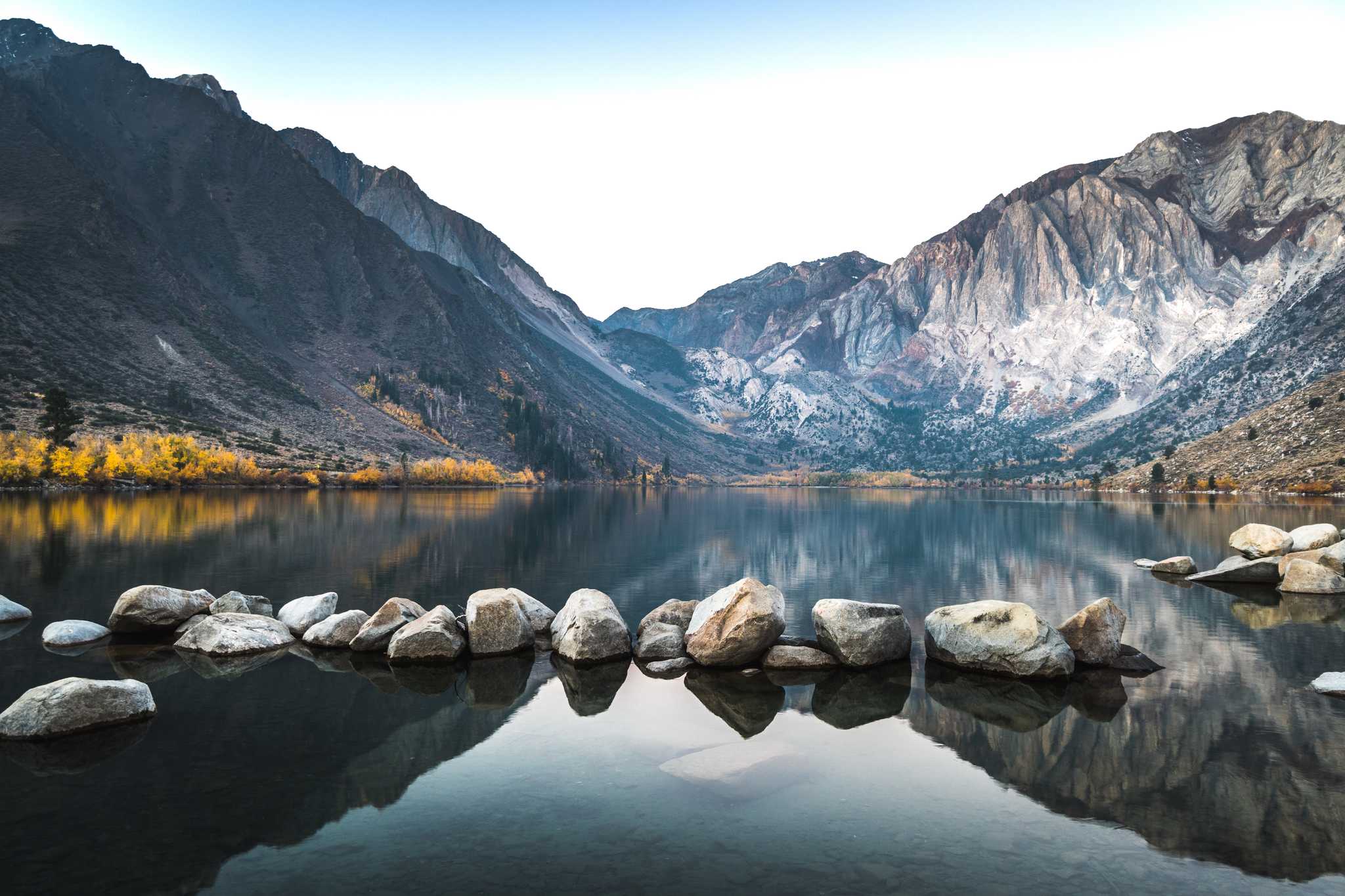 在 从 corona-ca-us 到 reno-nv-us 的途中，参观 Convict Lake ，通过 Daytrip