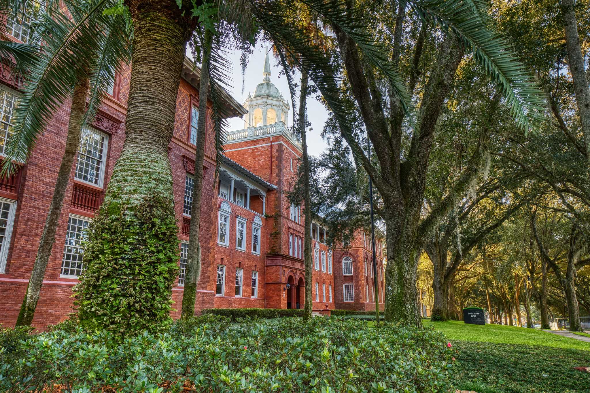 在 从 jacksonville-fl-us 到 daytona-beach-fl-us 的途中，参观 DeLand, FL ，通过 Daytrip