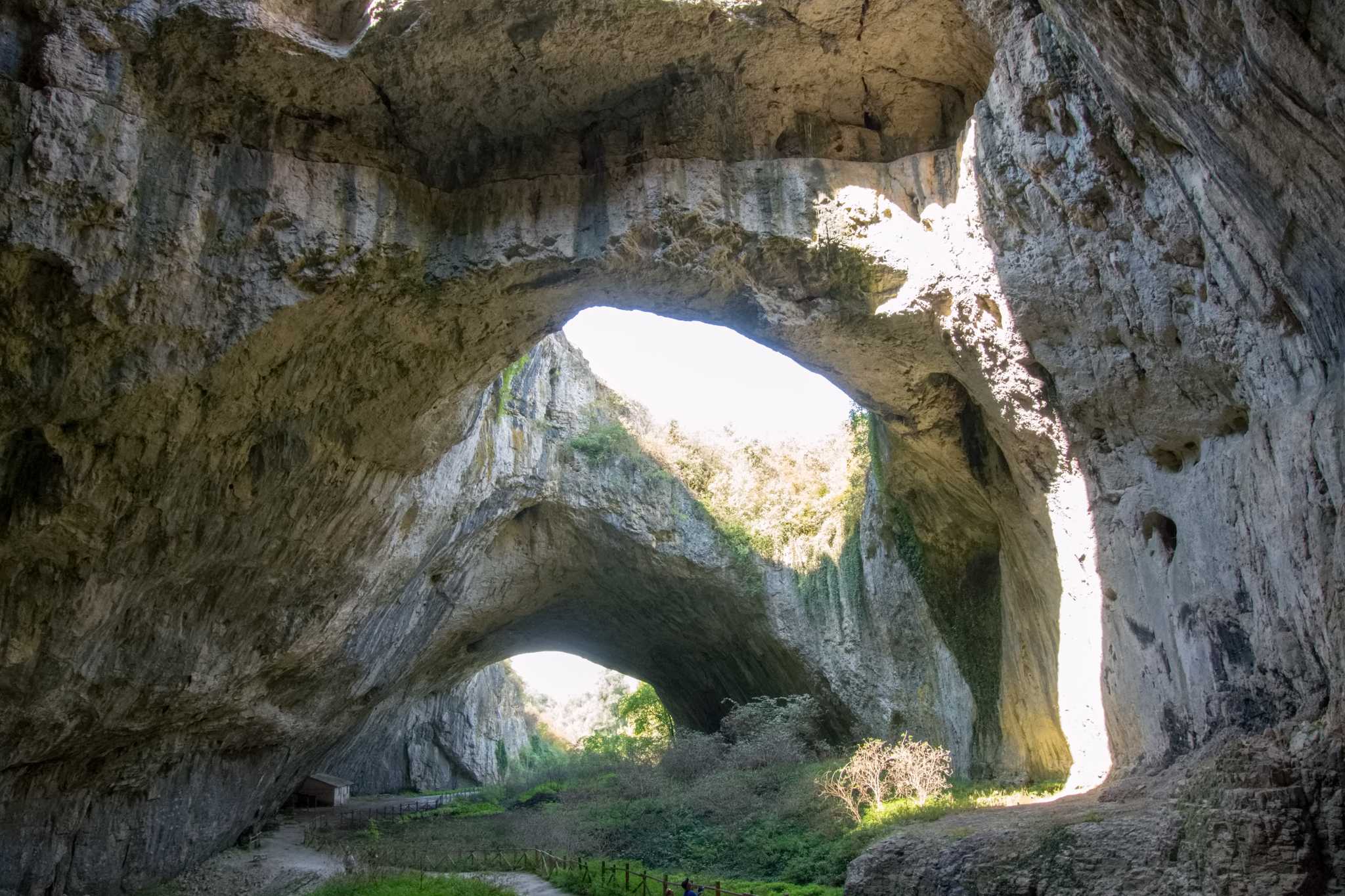 Arrêt de l'itinéraire à Devetashka Cave lors d'une excursion privée d'une journée depuis Sofia