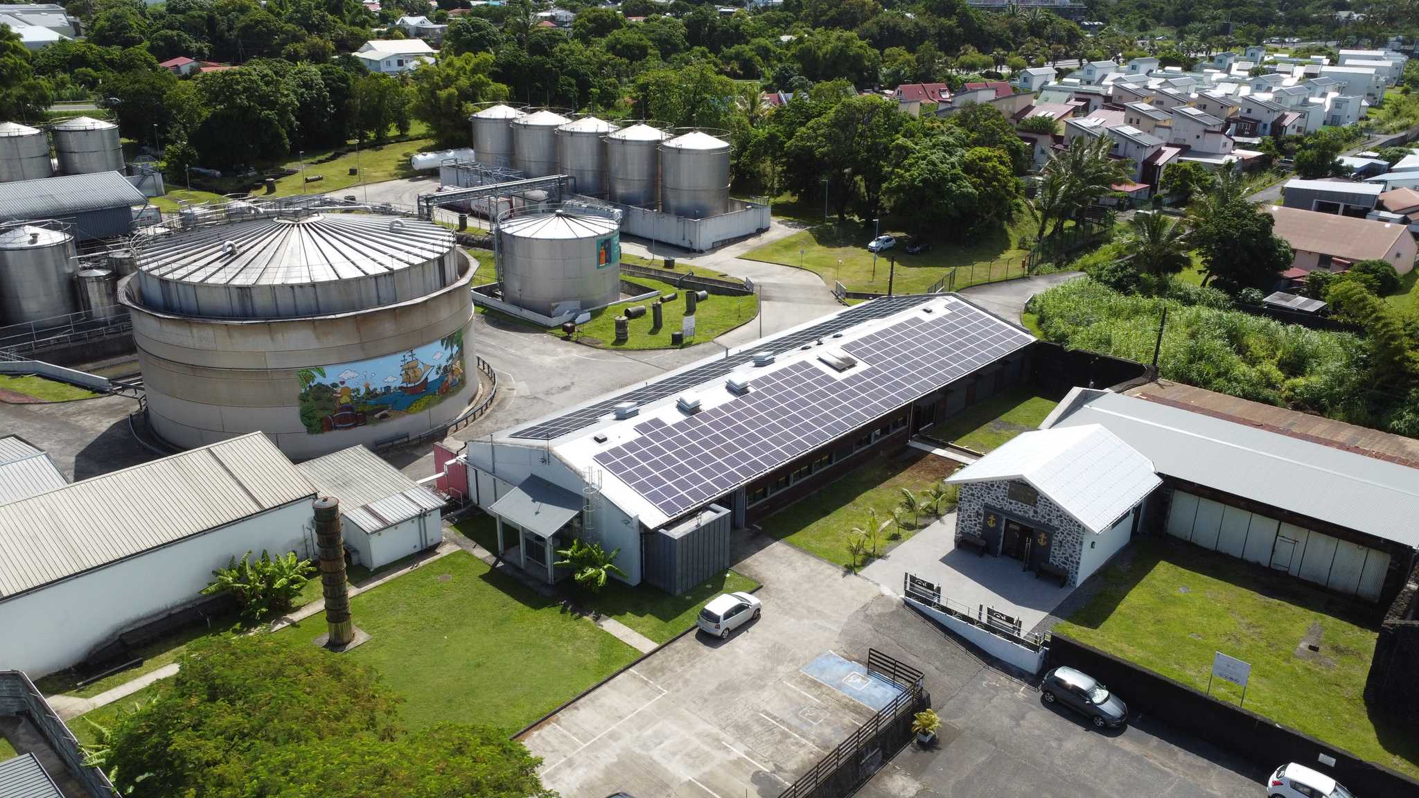 在 从 roland-garros-airport-re 到 saint-benoit-re 的途中，参观 Distillerie Rivière du Mât ，通过 Daytrip