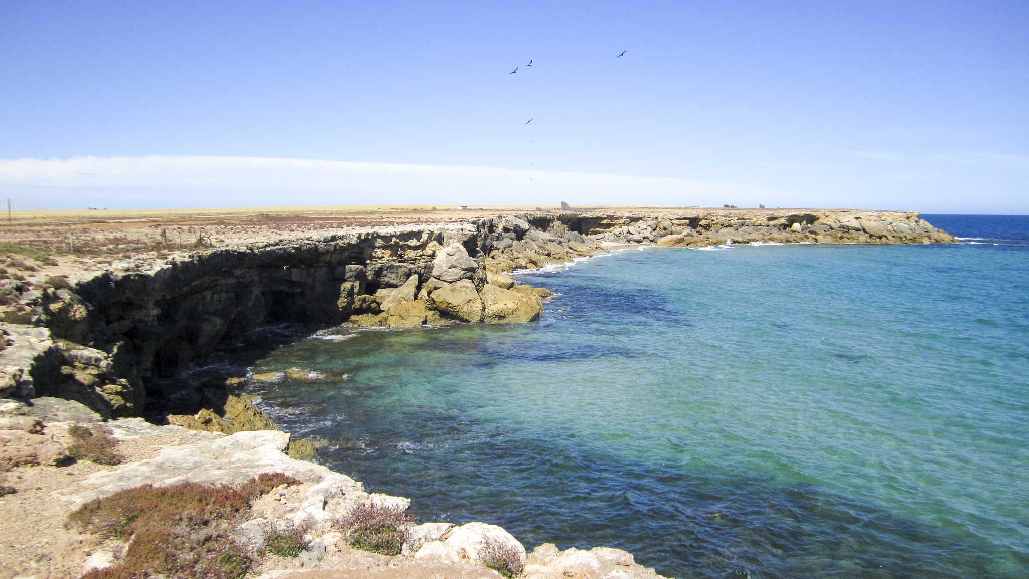 海景和壮丽的风景，这座城镇是“假期”的缩影，拥有轻松的氛围和持续的阳光与冲浪。