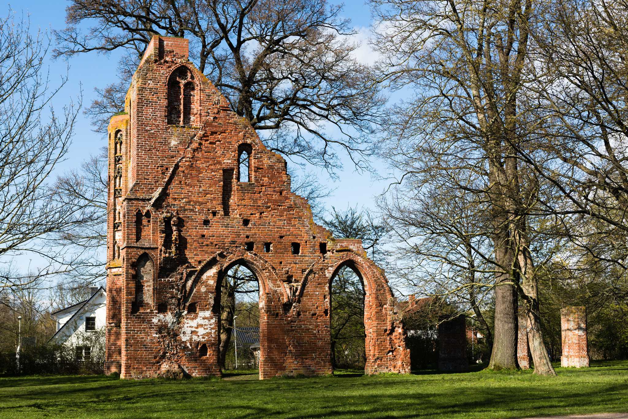 Visit Eldena Abbey on the way from stralsund-de to berlin-de with Daytrip