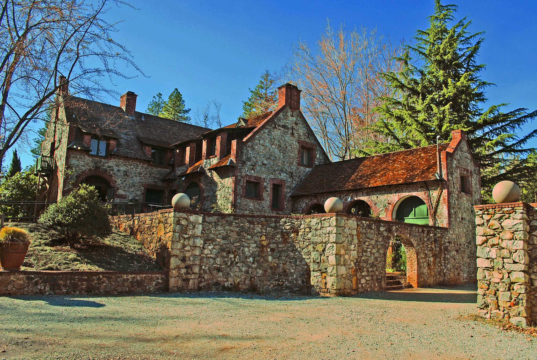 在 从 mountain-view-ca-us 到 squaw-valley-resort-ca-us 的途中，参观 Empire Mine State Historic Park ，通过 Daytrip