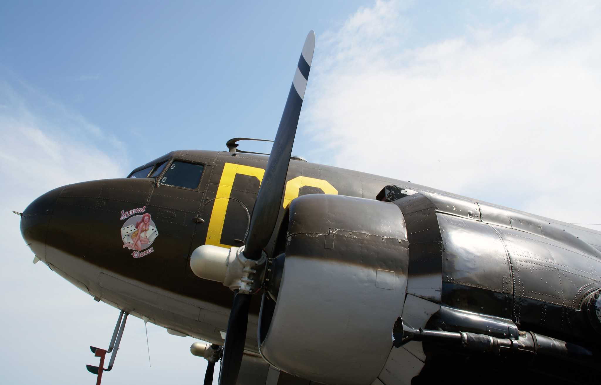 在 从 thousand-oaks-ca-us 到 mountain-view-ca-us 的途中，参观 Estrella Warbird Air Museum ，通过 Daytrip