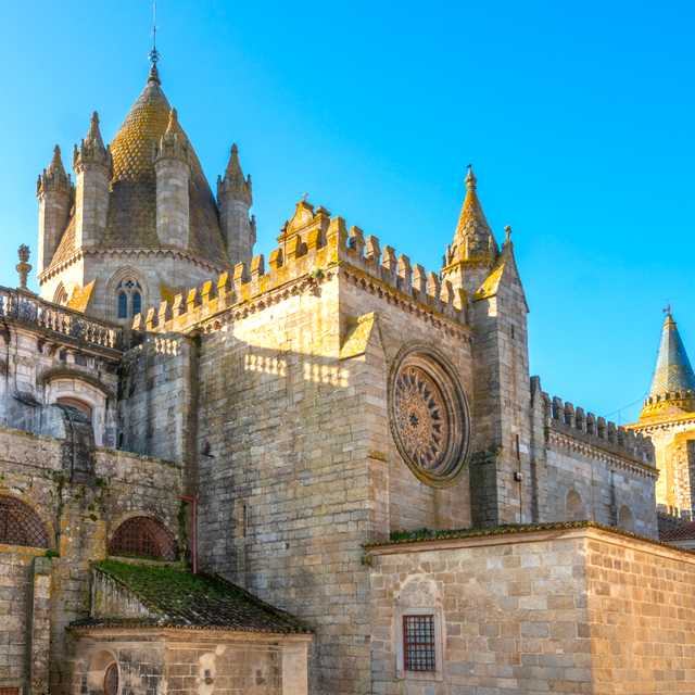 Lisbon to Evora and Bacalhoa Winery: Private day trip