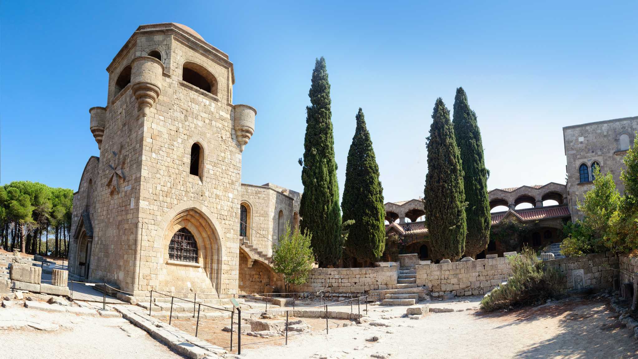 Parada del itinerario en Filerimos Hill en excursión privada desde Rhodes City