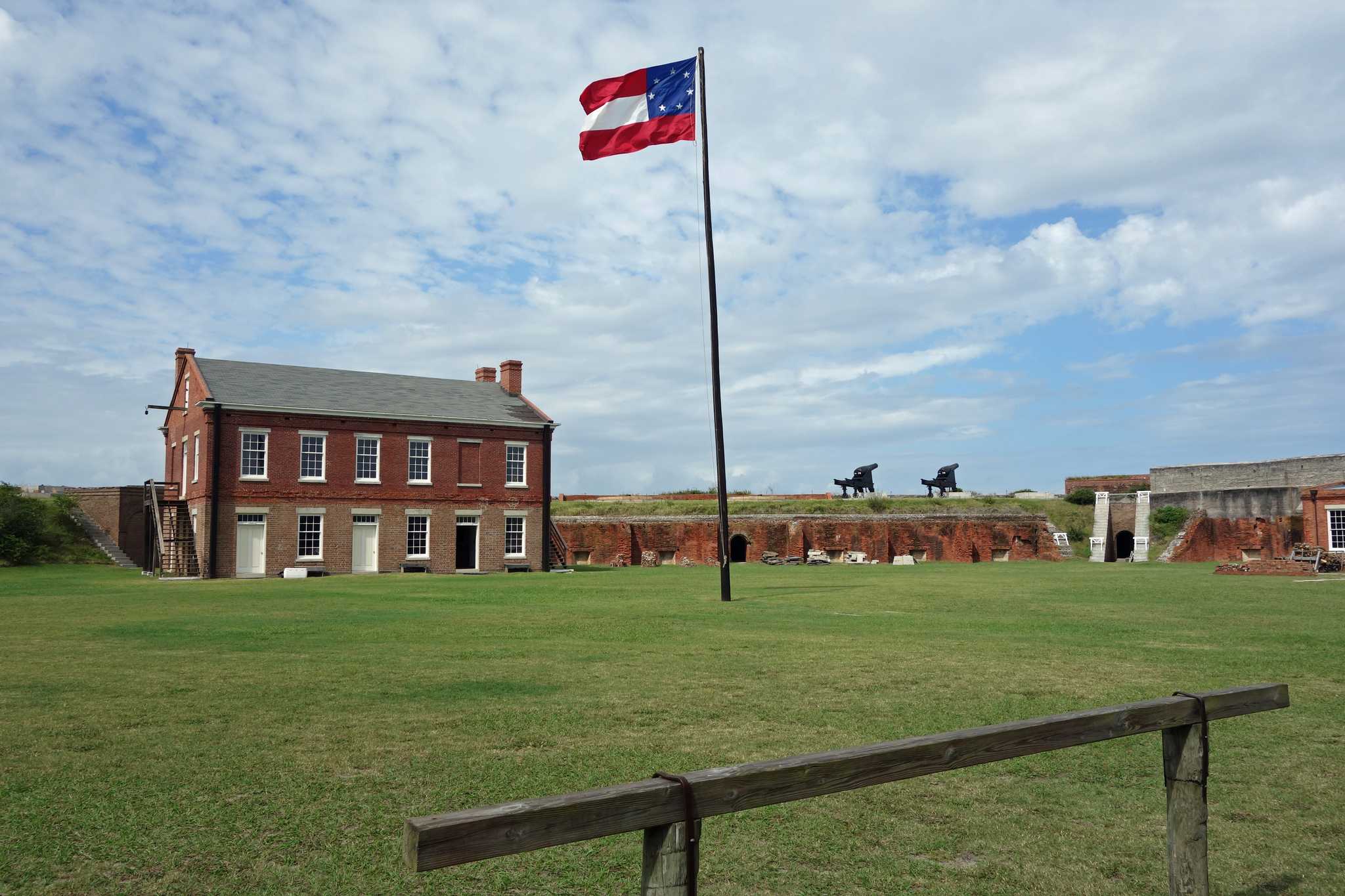 在 从 jacksonville-fl-us 到 savannah-ga-us 的途中，参观 Fort Clinch State Park ，通过 Daytrip