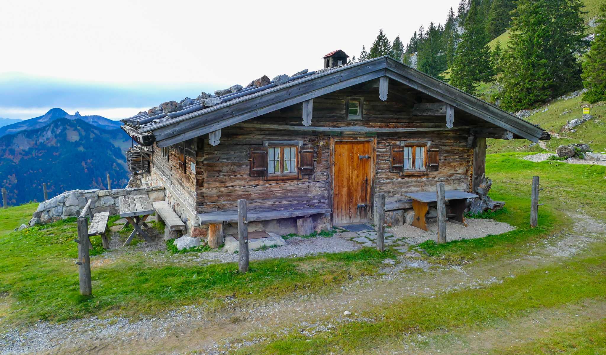 Volte ao século XVIII na Baviera! Os 60 edifícios históricos deste museu vivo mostram a vida rural, de fazendas alpinas a cervejarias em funcionamento, em 38 hectares de colinas.