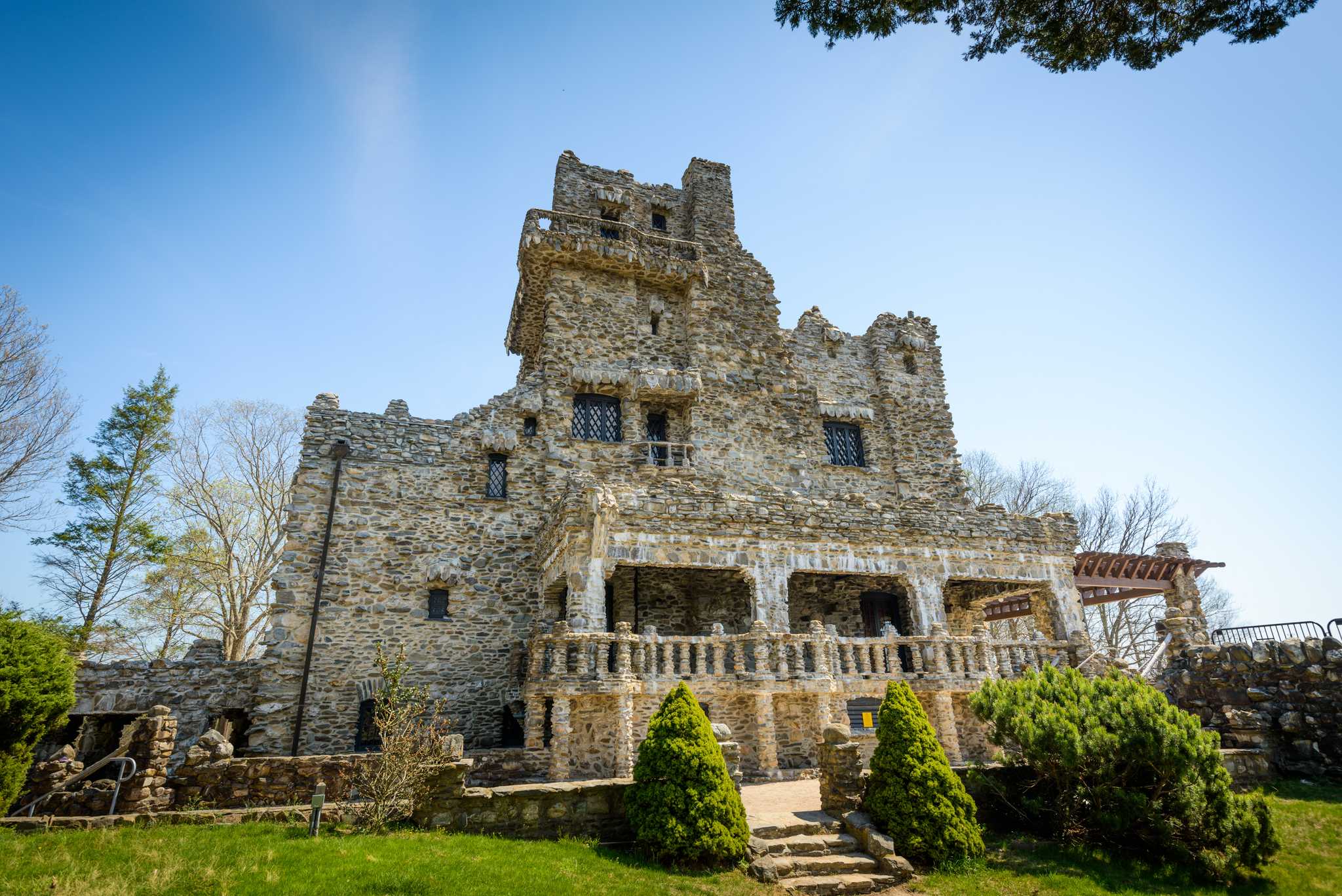 在 从 albany-ny-us 到 new-london-ct-us 的途中，参观 Gillette Castle State Park ，通过 Daytrip