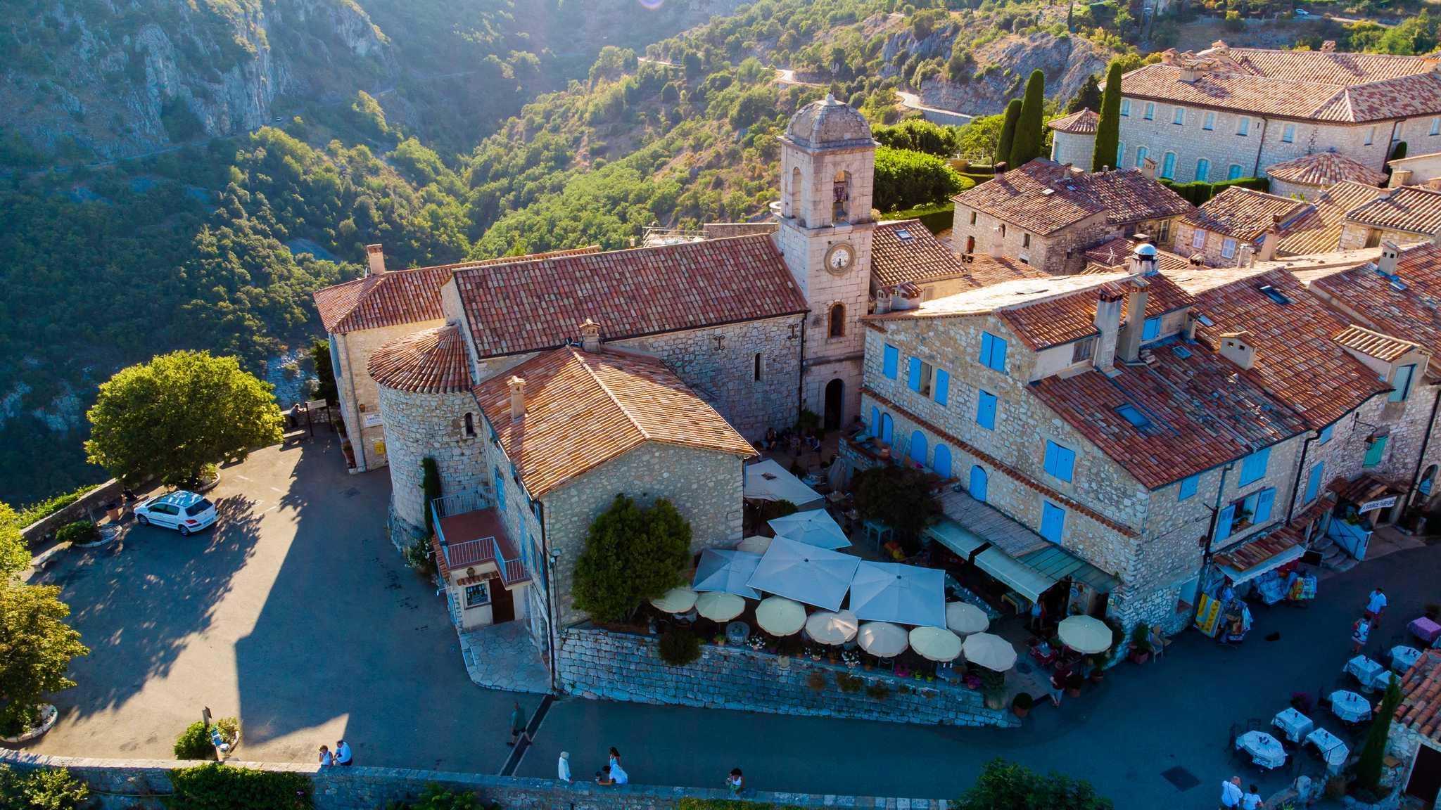 Servicios de traslado en coche privado en Gourdon - vista panorámica de Gourdon en Francia