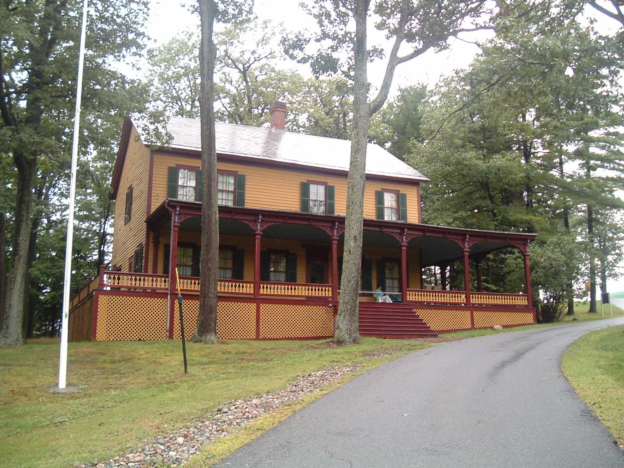 在 从 albany-ny-us 到 glens-falls-ny-us 的途中，参观 Grant Cottage State Historic Site ，通过 Daytrip