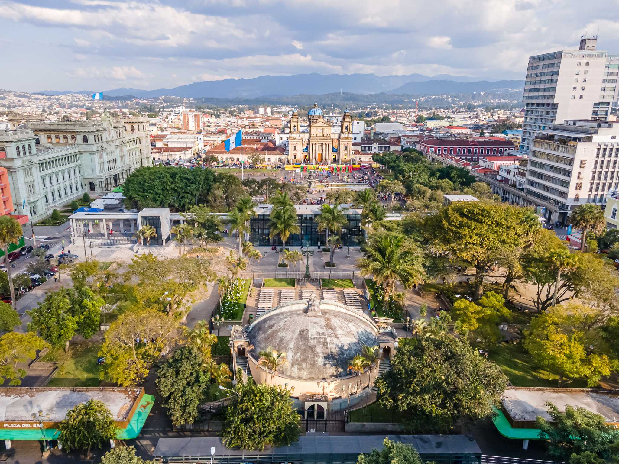 Blick auf die Landschaft von Guatemala City - Ziel für privaten Autotransfer von Coban