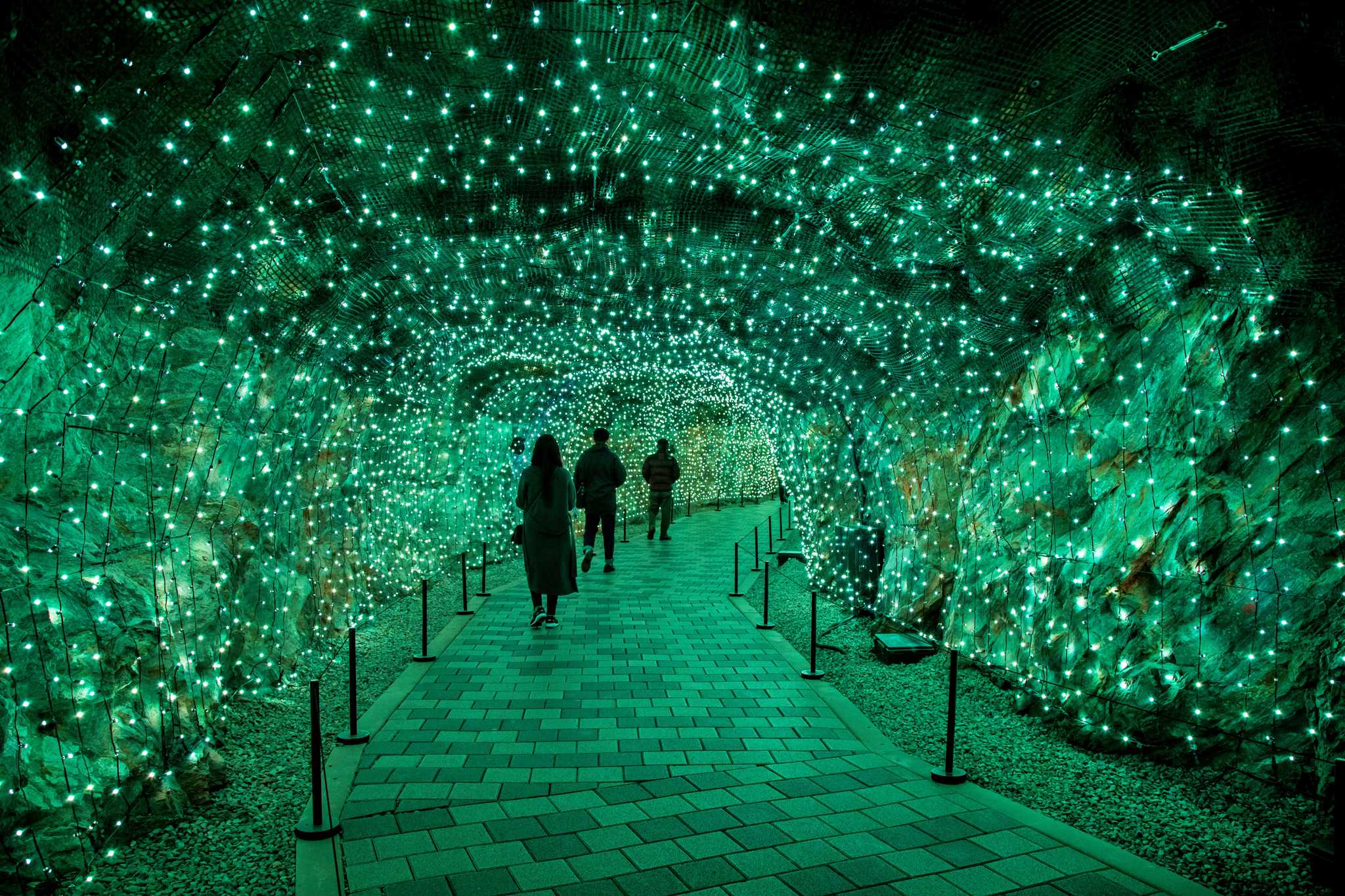 在 从 incheon-kr 到 suwon-kr 的途中，参观 Gwangmyeong Cave ，通过 Daytrip