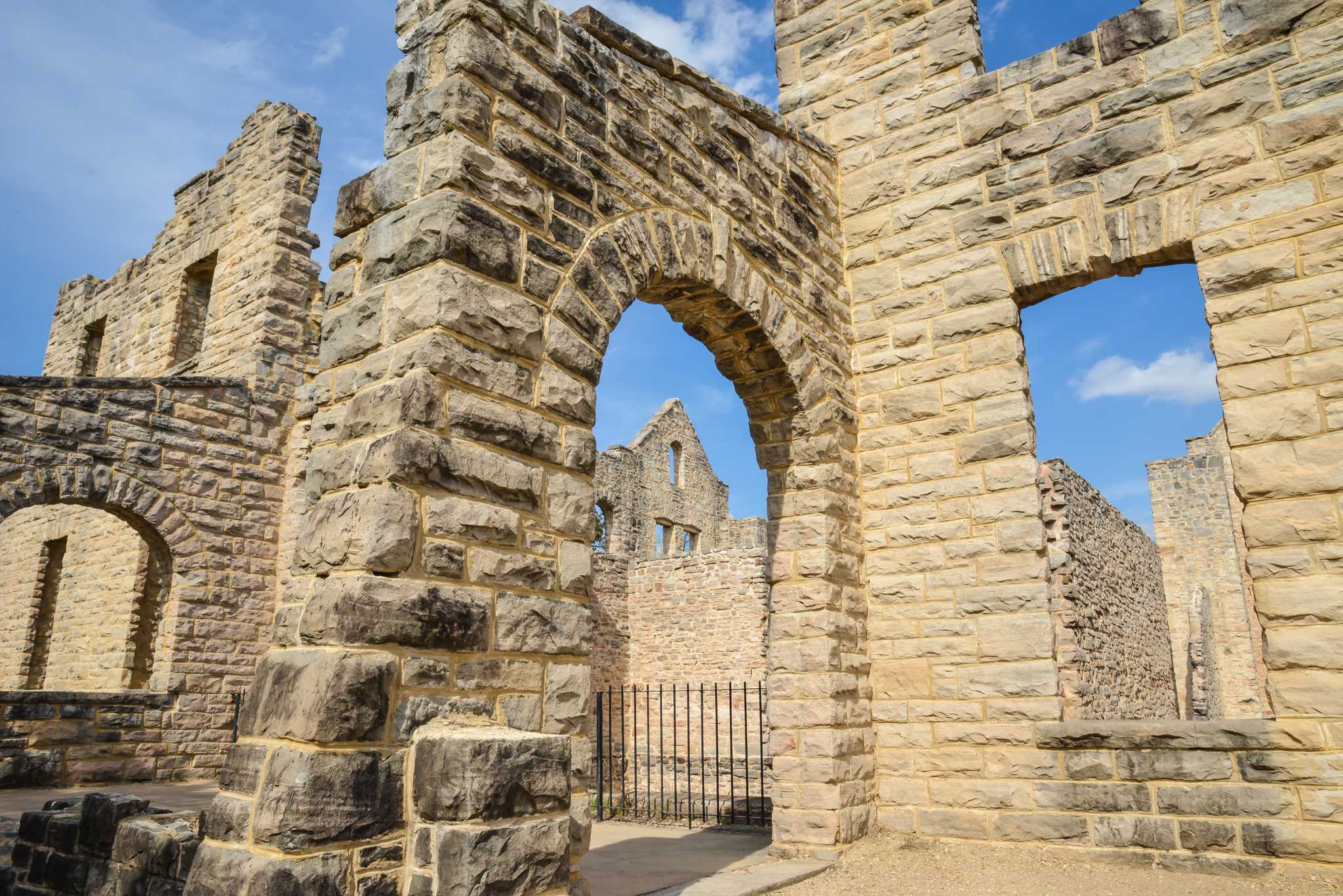 在 从 st-louis-mo-us 到 oklahoma-city-ok-us 的途中，参观 Ha Ha Tonka State Park ，通过 Daytrip