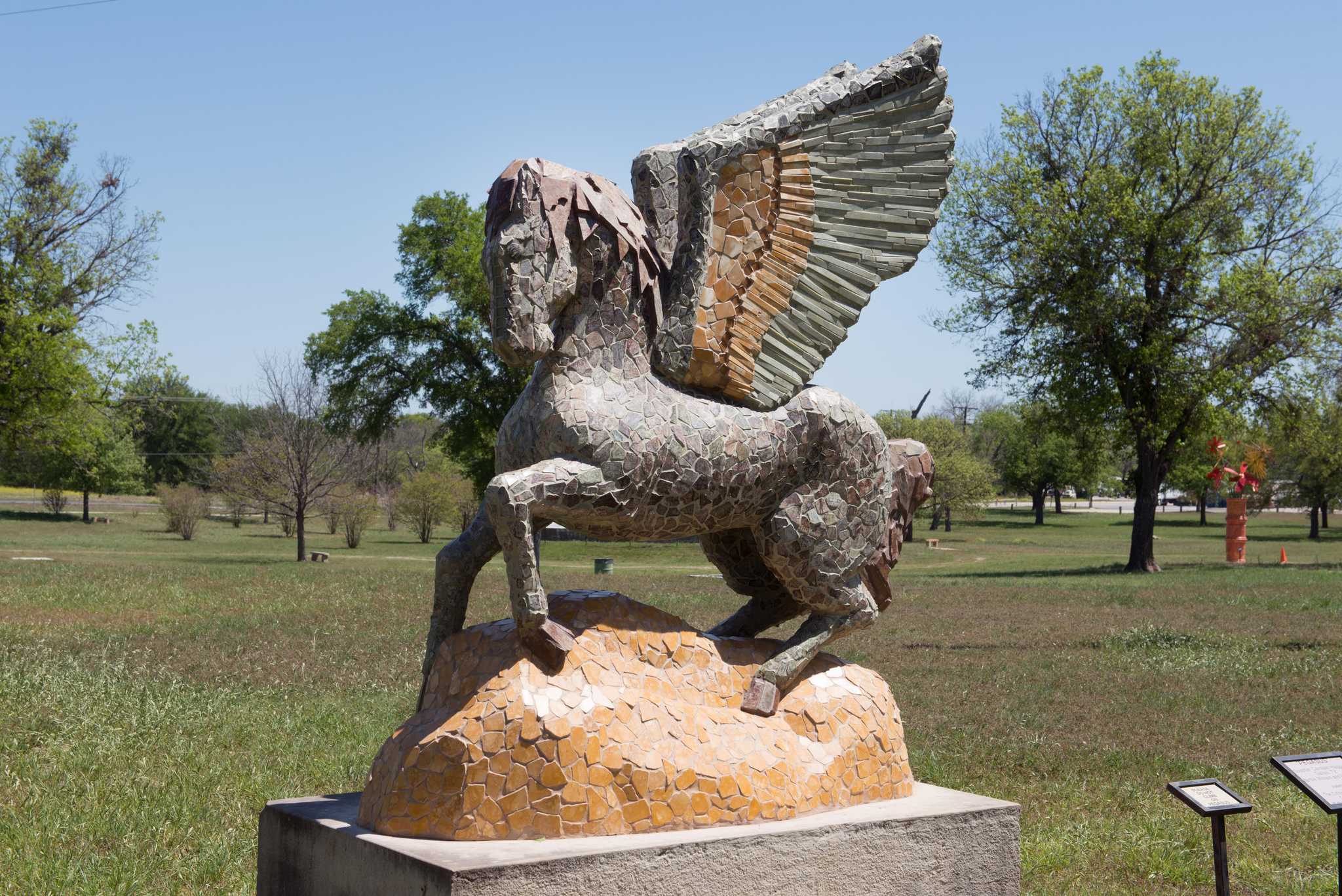 在 从 san-antonio-texas-us 到 abilene-us 的途中，参观 Hanna Springs Sculpture Garden ，通过 Daytrip