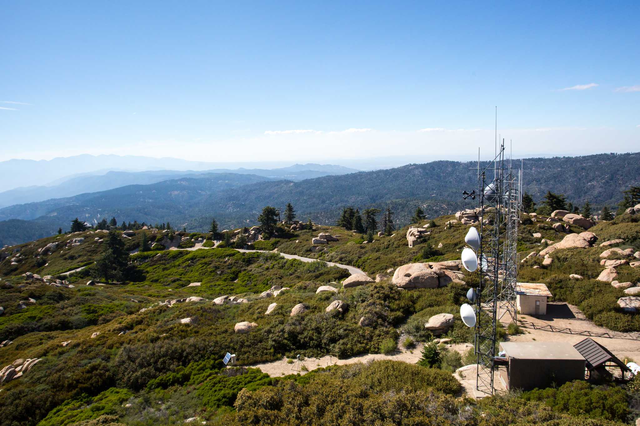 在 从 calabasas-us 到 indio-ca-us 的途中，参观  Keller Peak Fire Lookout ，通过 Daytrip