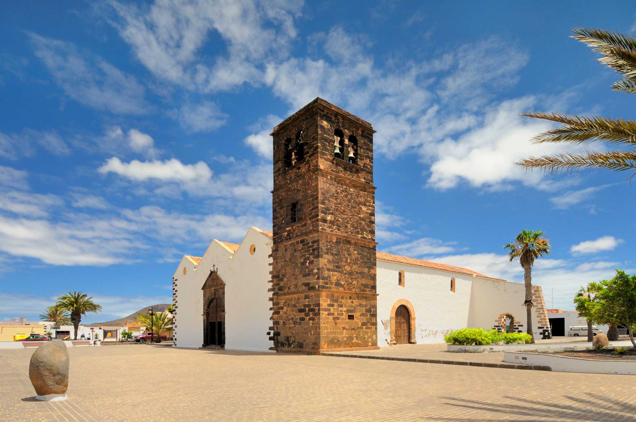 Steeped in rich history and adorned with traditional Canarian architecture, La Oliva beckons travelers to immerse themselves in its captivating ambiance and scenic beauty.
