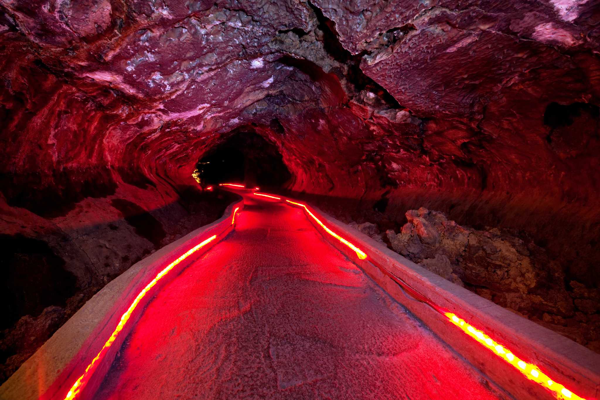 在 从 reno-nv-us 到 portland-or-us 的途中，参观 Lava Beds National Monument ，通过 Daytrip