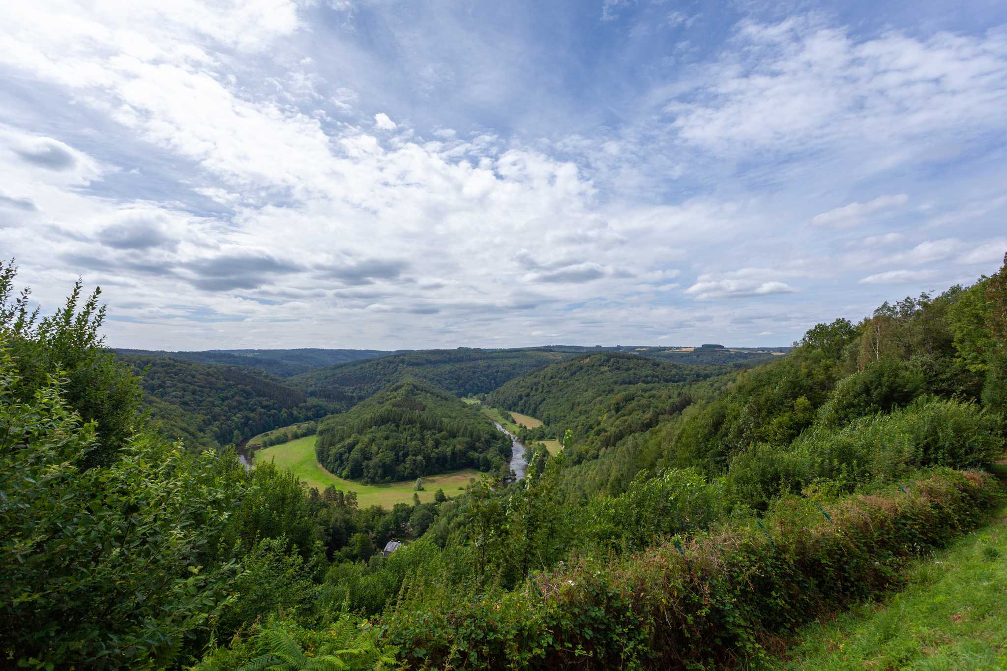 Servicios de traslado en coche privado en Le Tombeau du Geant a Botassart - vista panorámica de Le Tombeau du Geant a Botassart en Bélgica
