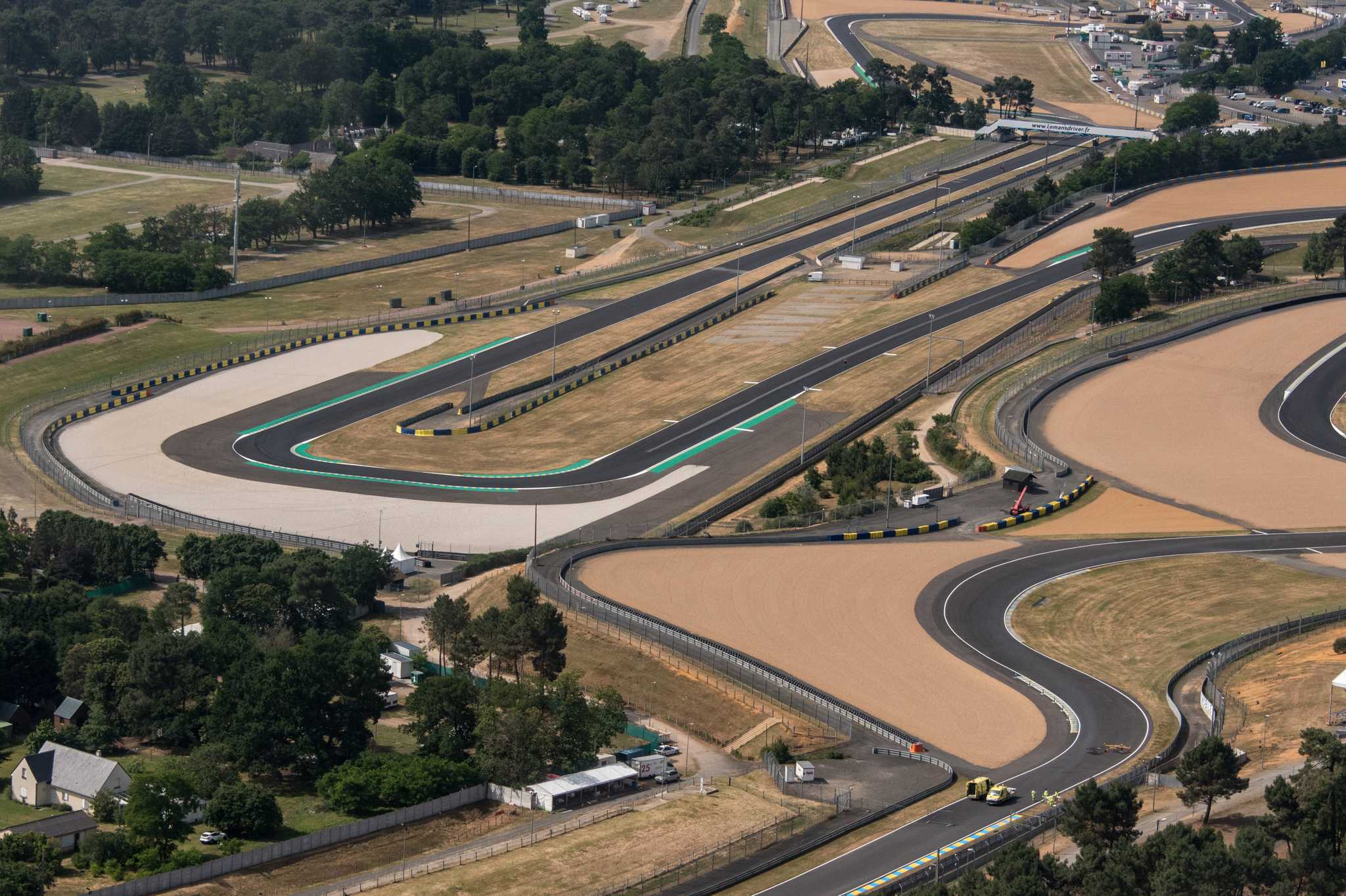 La Roche-Guyon ์์ ์ถ๋ฐํ๋ ๊ฐ์ธ์ ์ธ ํ๋ฃจ ์ฌํ ์ค Le Mans ์ผ์ ์ ์ง