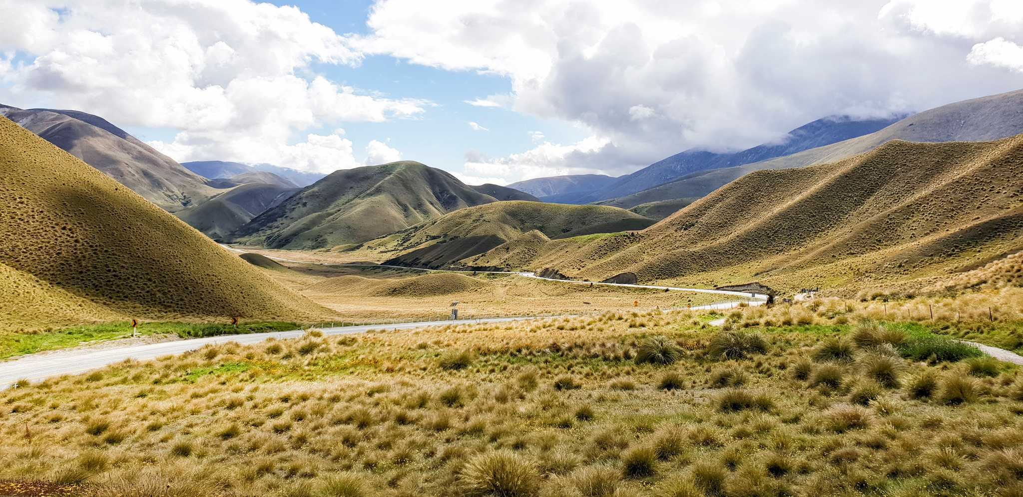 Servicios de traslado en coche privado en Lindis Pass - vista panorámica de Lindis Pass en Nueva Zelanda