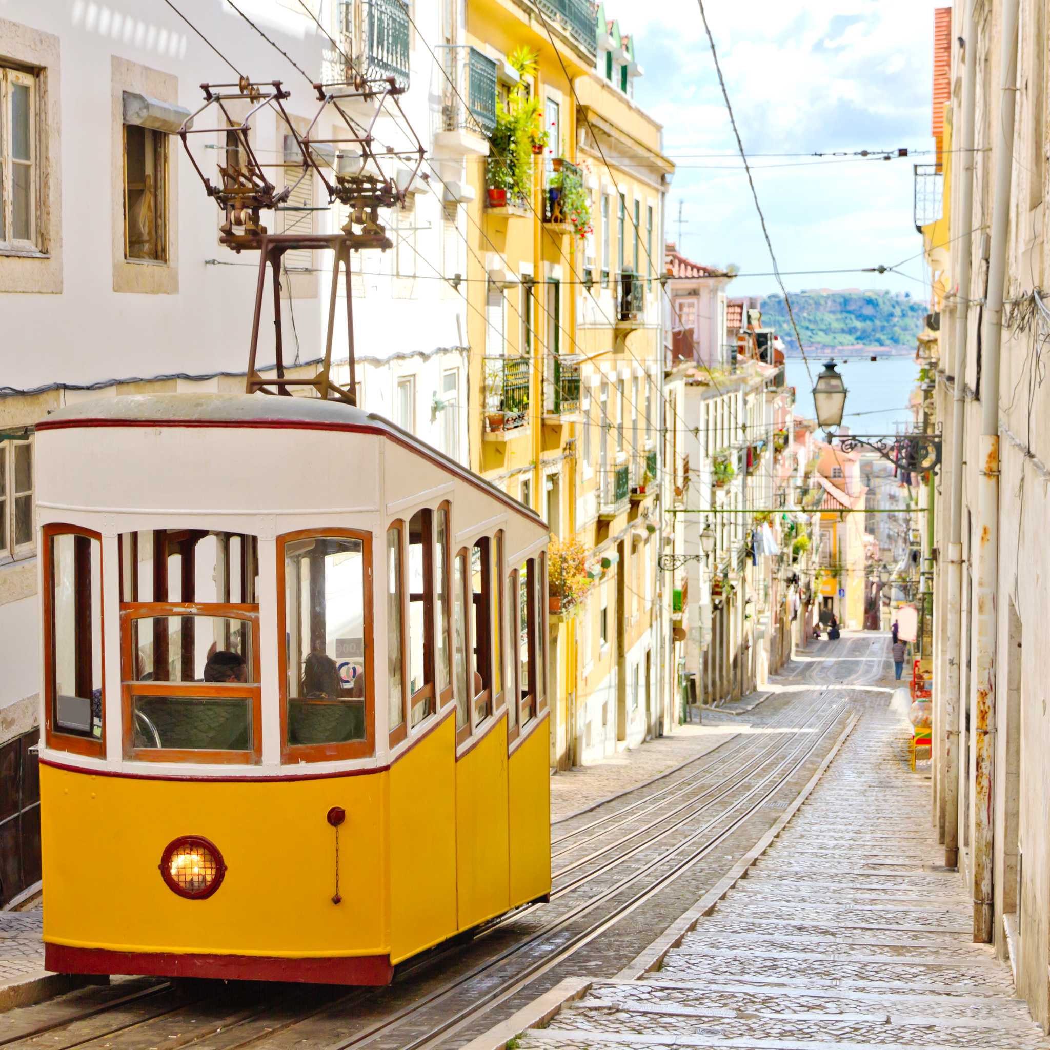 Private car transfers in Portugal from Lisbon - City Center