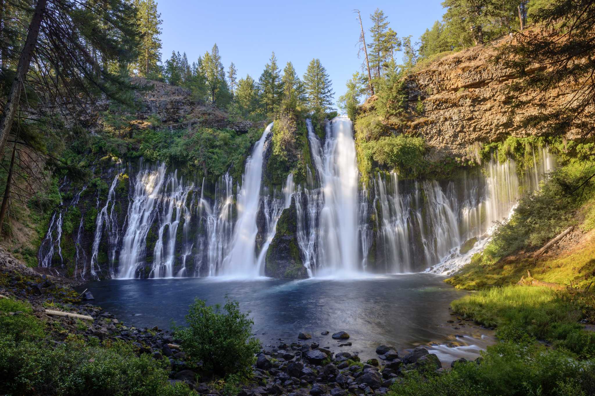 Besök McArthur-Burney Falls Memorial State Park på vägen från reno-nv-us till crescent-city-ca-us med Daytrip