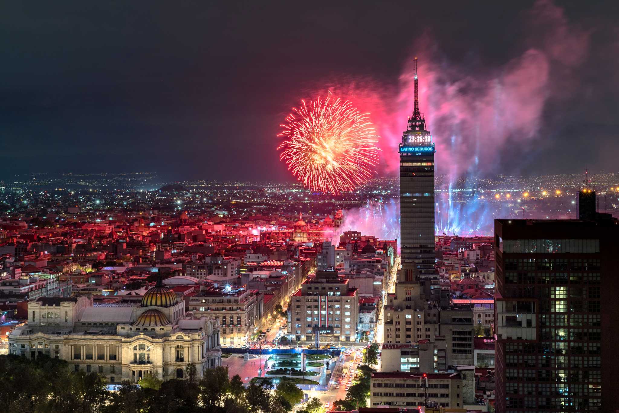 Independence Day fireworks over Mexico Cityâs Torre Latinoamericana and Bellas Artes.