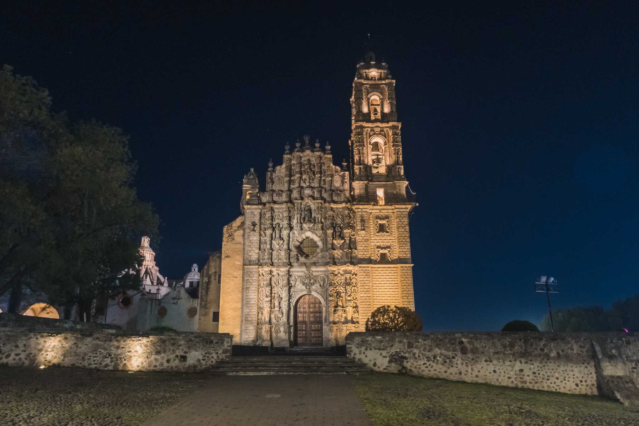Tepotzotlán’s temple of San Francisco Javier lit up at night.