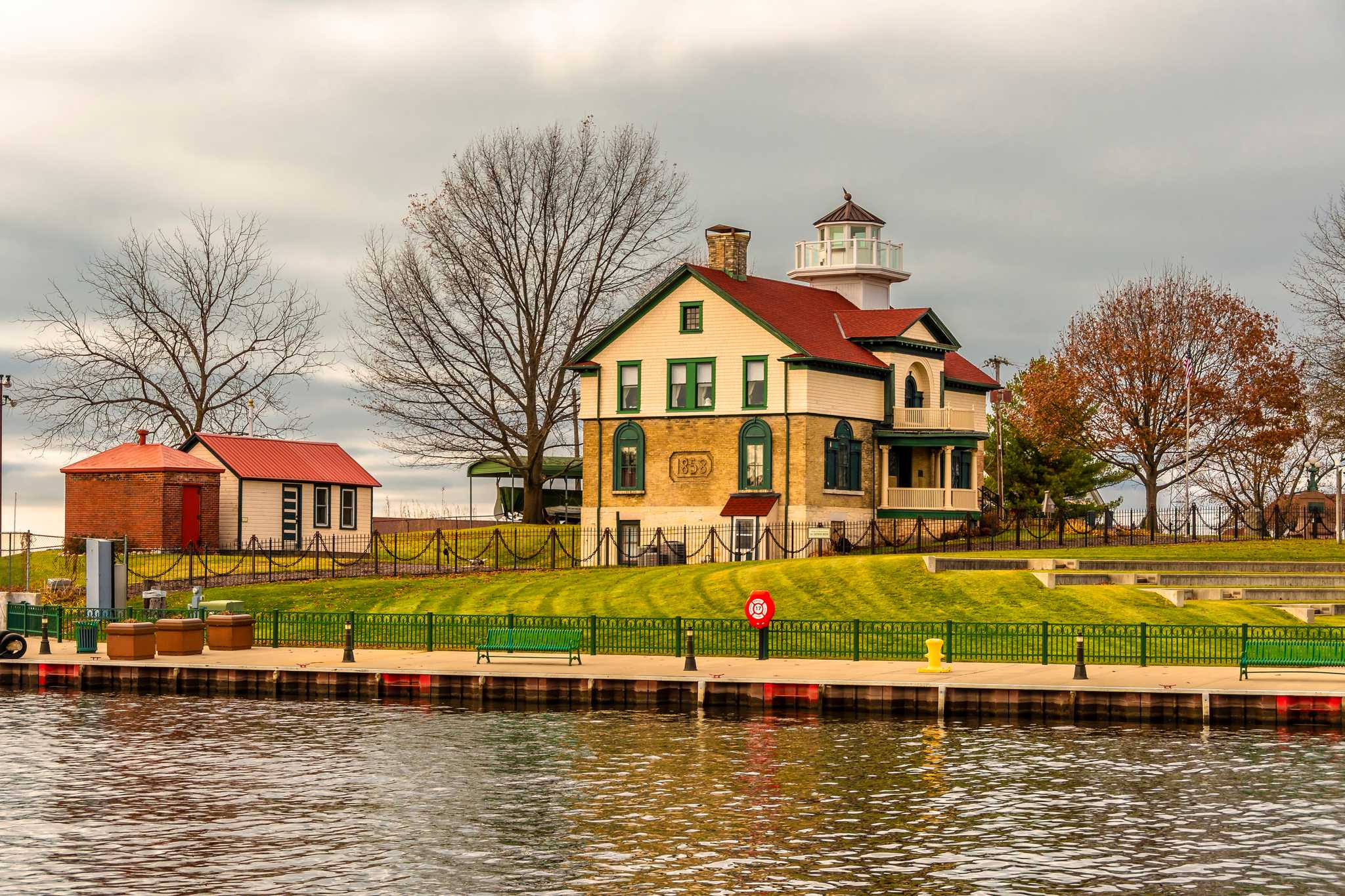 호숫가 축제와 역사적인 건축물, 그리고 활기찬 분위기의 항구 도시.