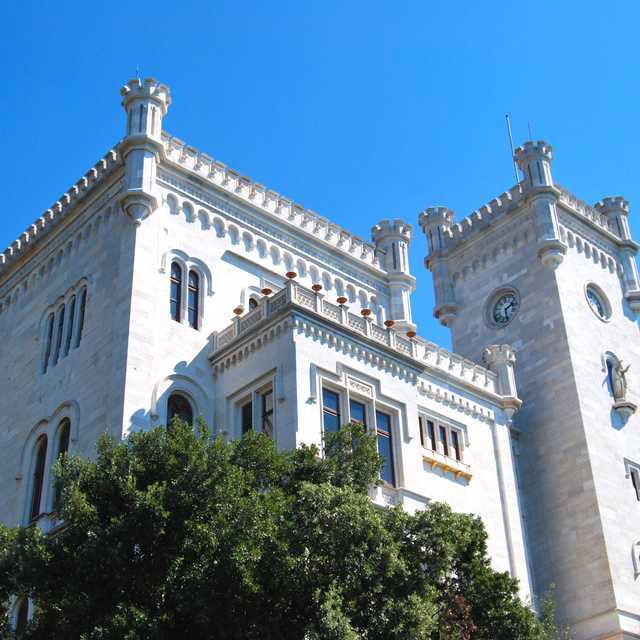 Ljubljana to Miramare Castle and Postojna Cave: Day trip