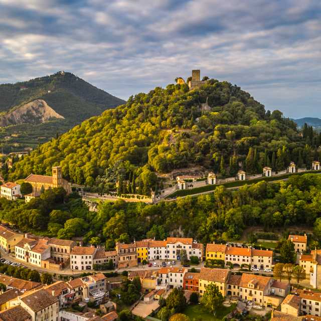 Euganean hilltowns and vineyards: Day trip from Venice