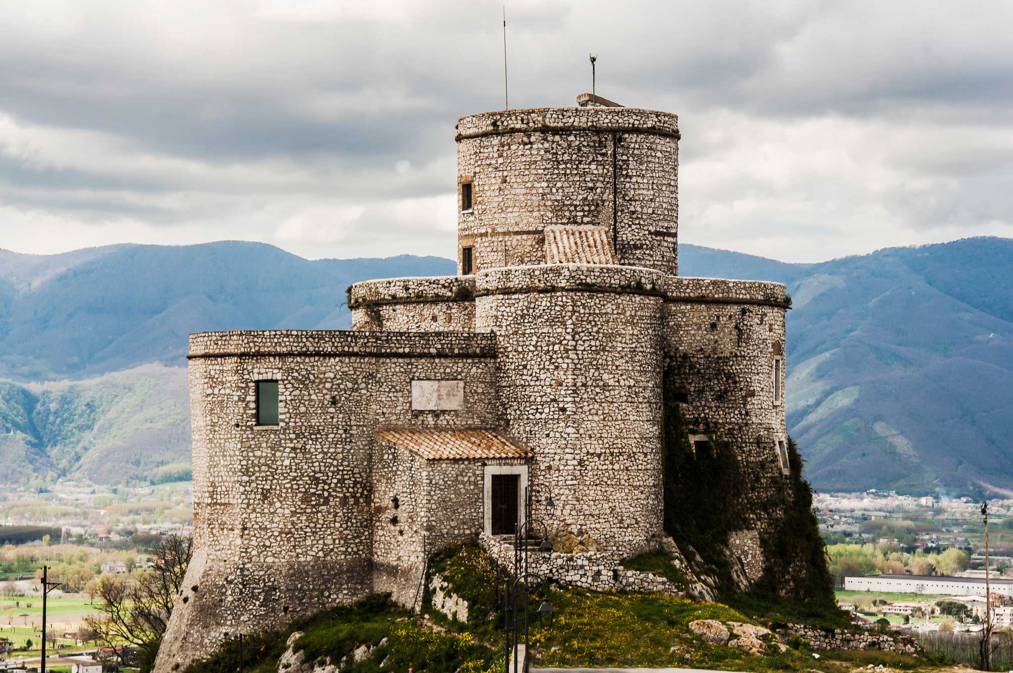 在 从 capua-it 到 benevento-it 的途中，参观 Montesarchio Castle ，通过 Daytrip