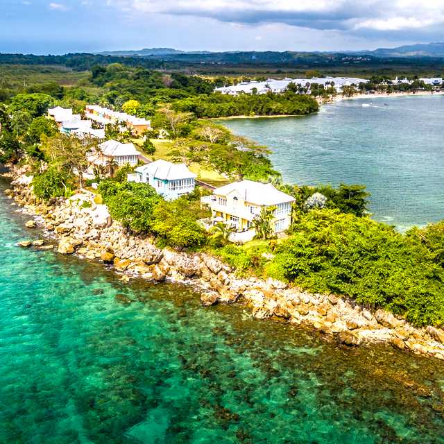 Montego Bay to Negril and Lovers' Leap: Private day trip