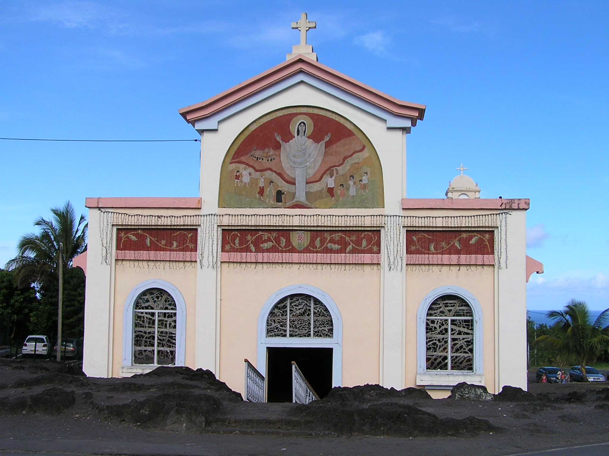 在 从 roland-garros-airport-re 到 sainte-rose-re 的途中，参观 Notre-Dame des Laves ，通过 Daytrip