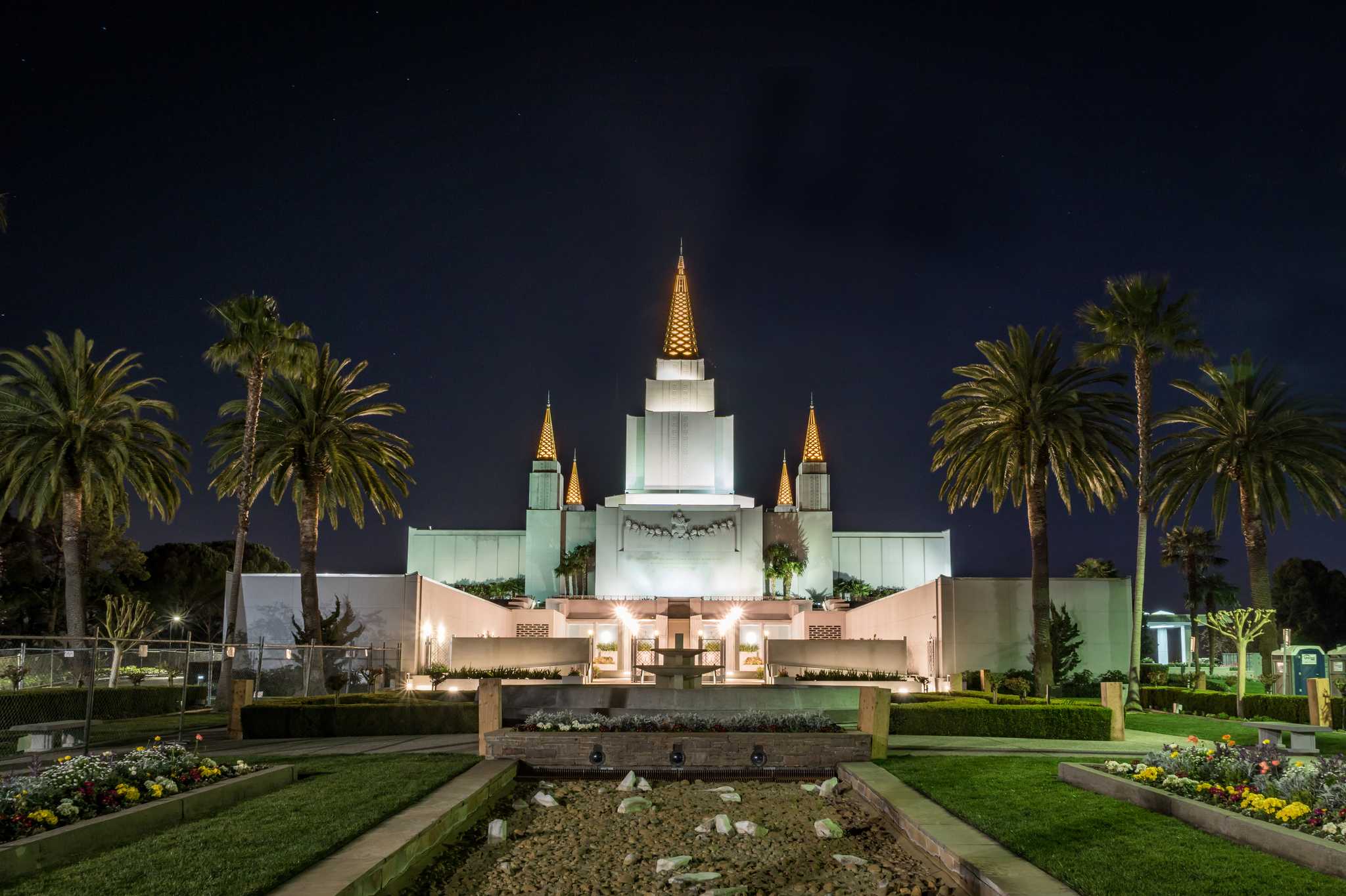 在 从 mountain-view-ca-us 到 mendocino-ca-us 的途中，参观 Oakland California Temple ，通过 Daytrip