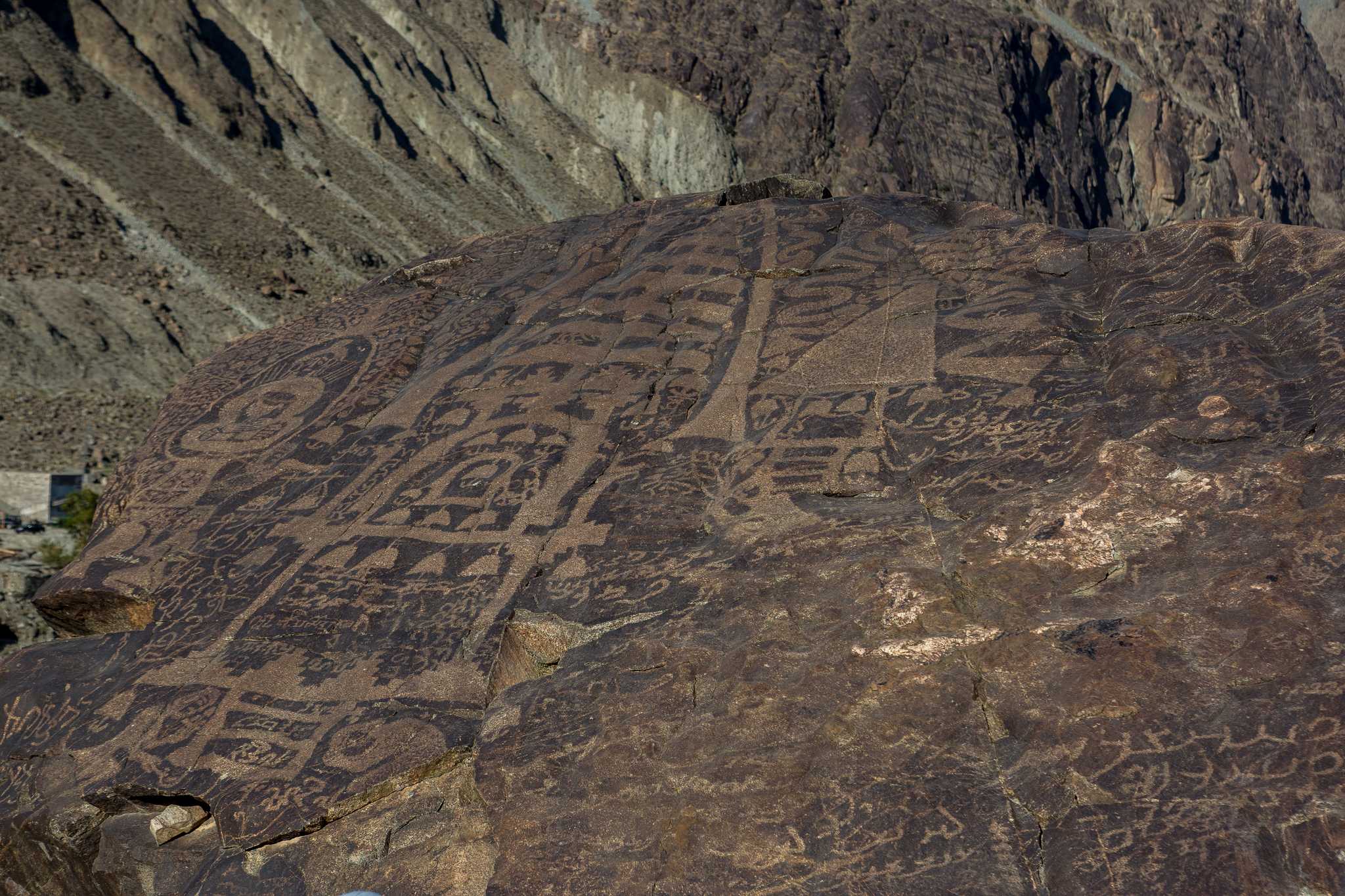 Besök Painted Rock Petroglyph Site på vägen från yuma-az-us till phoenix-sky-harbor-international-airport-az-us med Daytrip