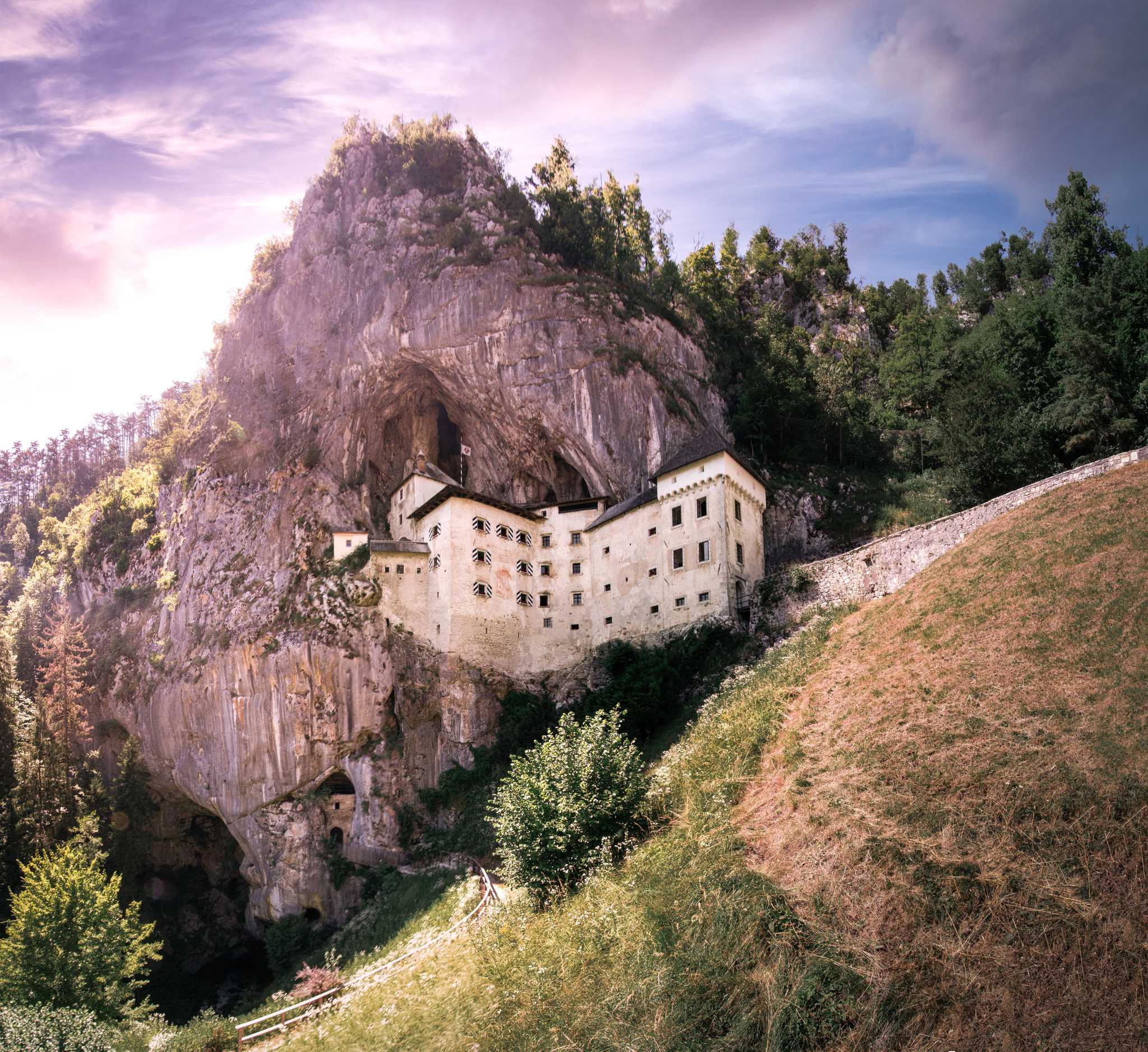 Rijeka 에서 출발하는 개인적인 하루 여행 중 Predjama Castle 일정 정지