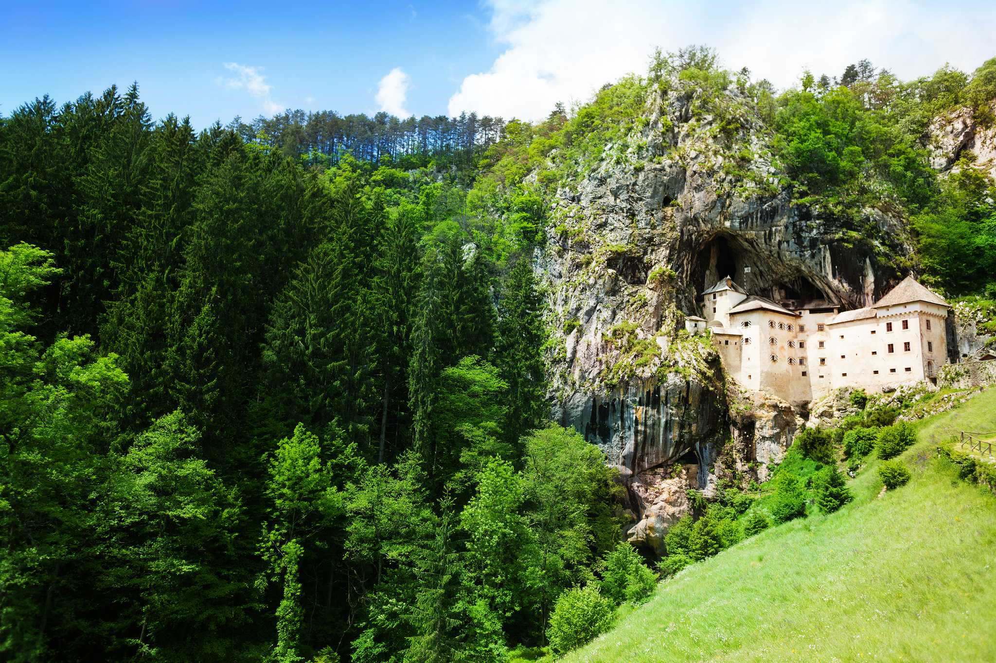 Rijeka ์์ ์ถ๋ฐํ๋ ๊ฐ์ธ์ ์ธ ํ๋ฃจ ์ฌํ ์ค Predjama Castle ์ผ์ ์ ์ง