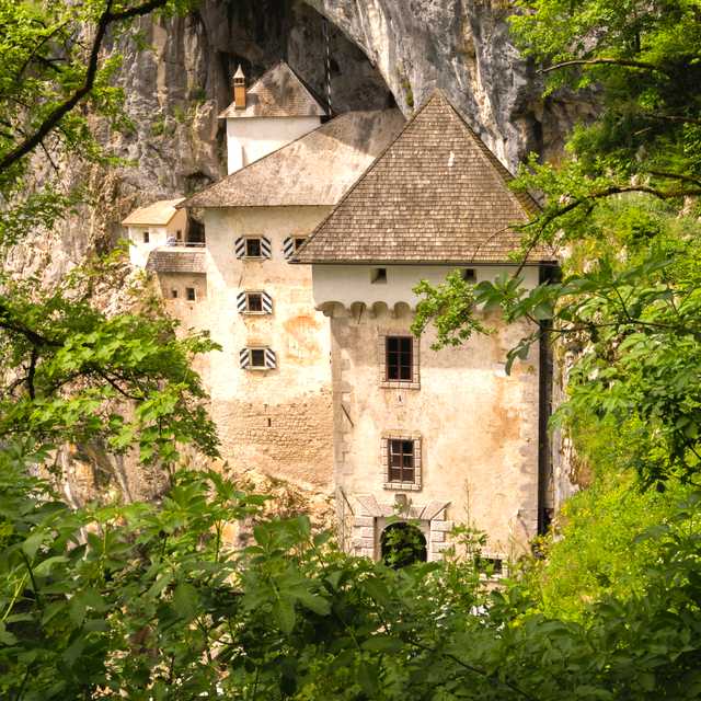 Ljubljana to Predjama Castle and Skocjan: Private day trip