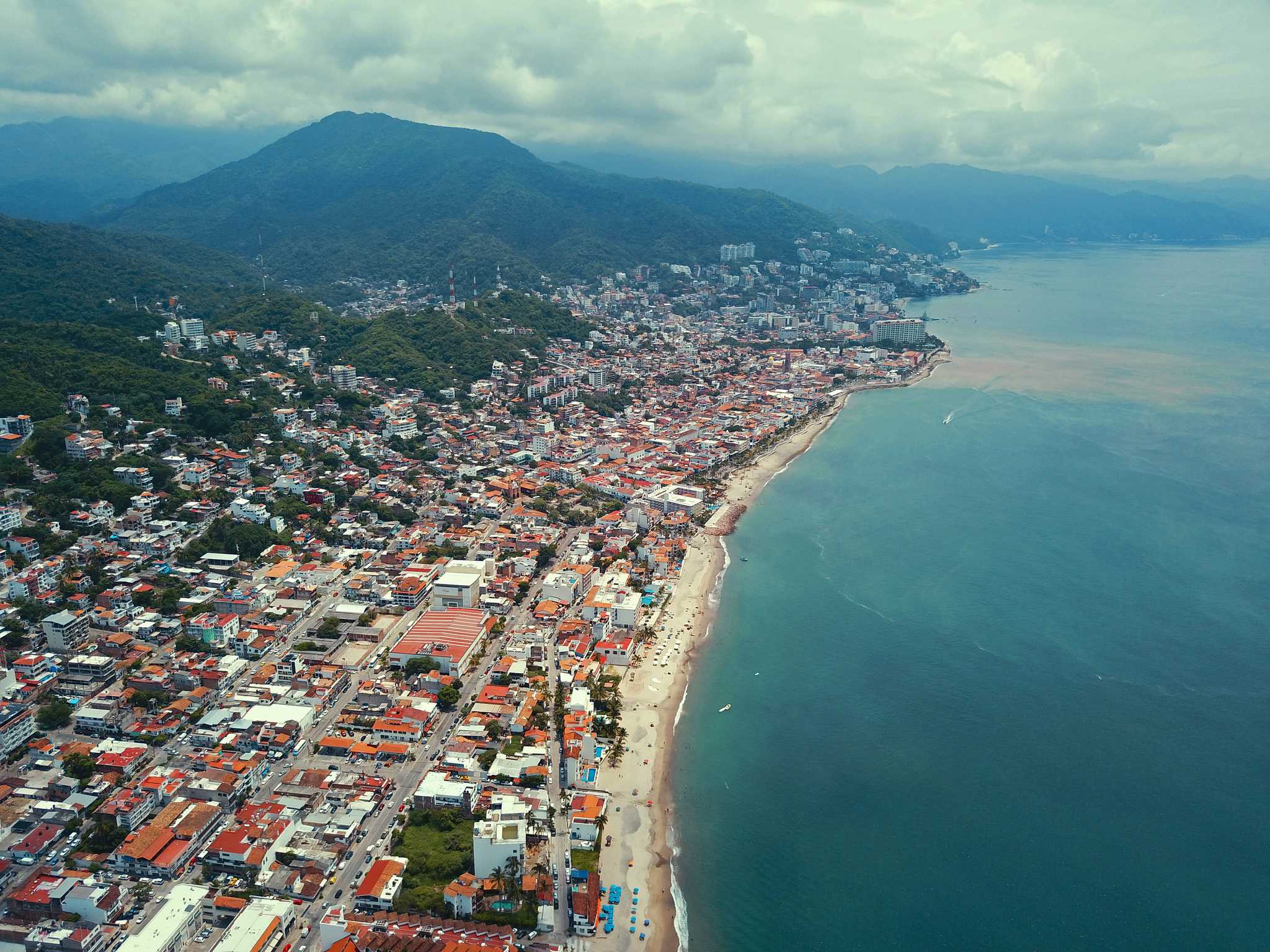 Vista panorámica de Puerto Vallarta Airport - destino para traslado en coche privado desde Punta Mita