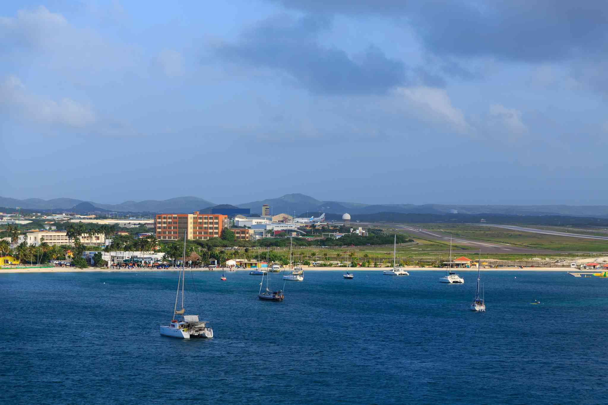 Vista panorámica de Queen Beatrix International Airport - excursión privada de un día desde Eagle Beach - foto 2