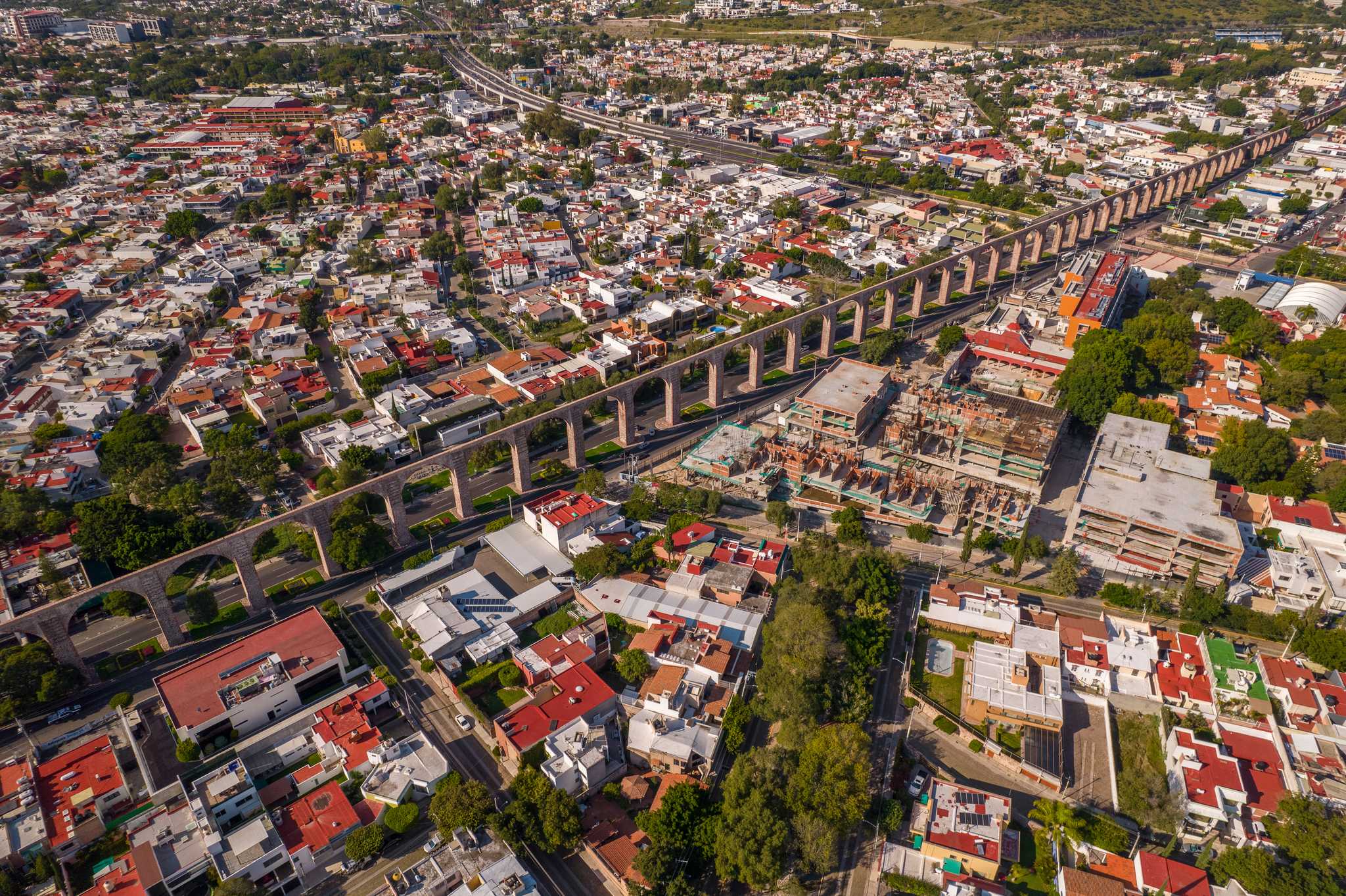 A bird’s-eye view of Querétaro with the iconic aqueduct towering over the buildings.
