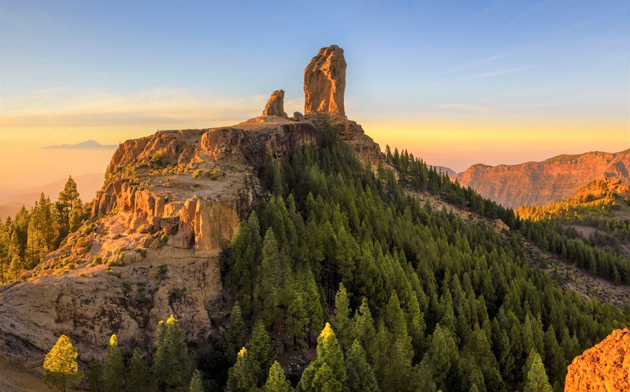 Embarque em uma jornada por este parque encantador, onde a antiga atividade vulcânica esculpiu uma paisagem de penhascos dramáticos, ravinas profundas e colinas ondulantes.