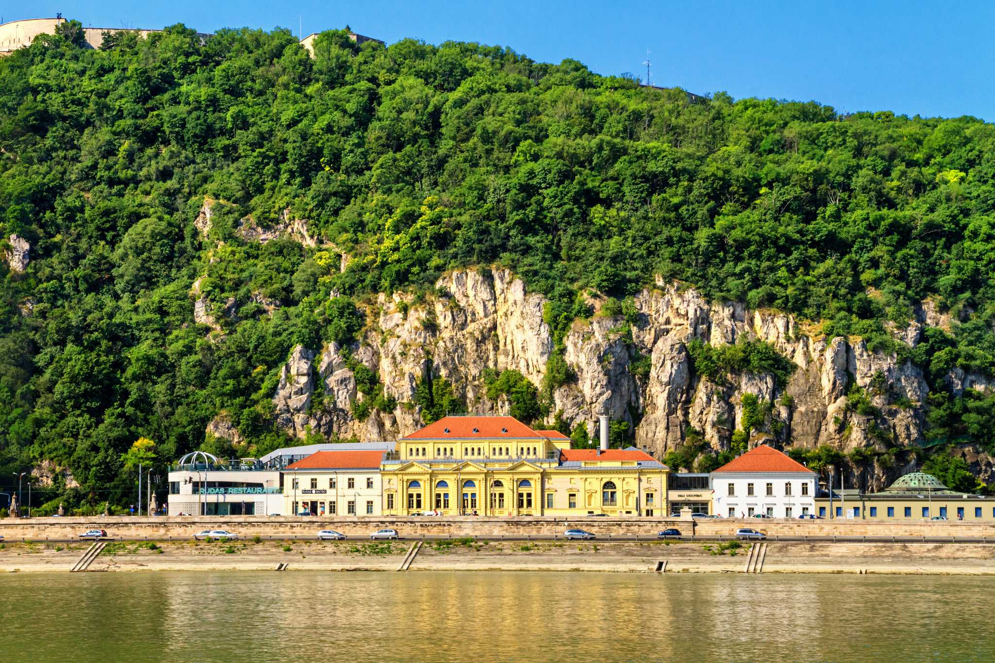 Parada no itinerário em Rudas Thermal Bath em viagem particular de um dia a partir de Bratislava