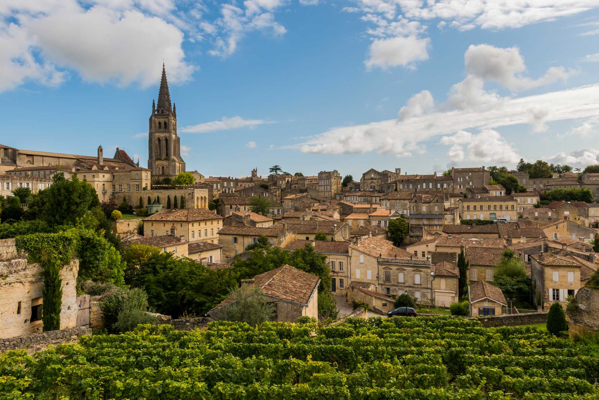 Servicios de traslado en coche privado en Saint Emillon - vista panorámica de Saint Emillon en Francia