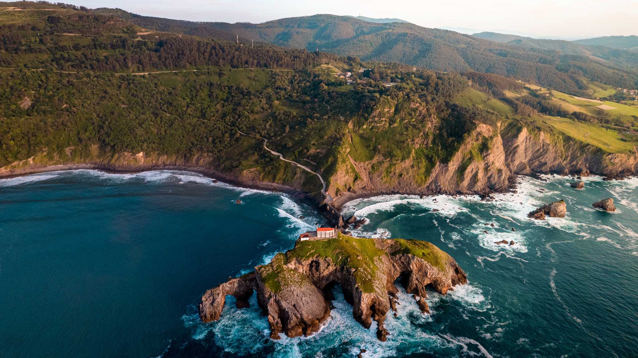 Visitez San Juan de Gaztelugatxe sur le chemin de bilbao-es à san-sebastian-es avec Daytrip
