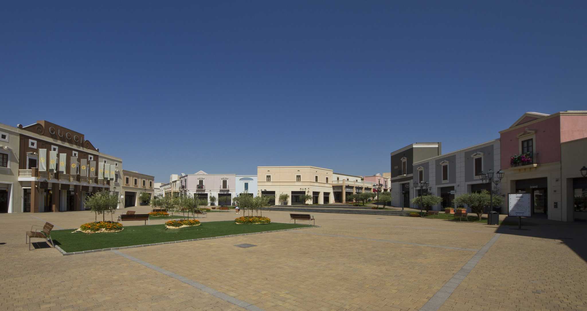 在 从 catania-it 到 piazza-armerina-it 的途中，参观 Sicilia Outlet Village ，通过 Daytrip