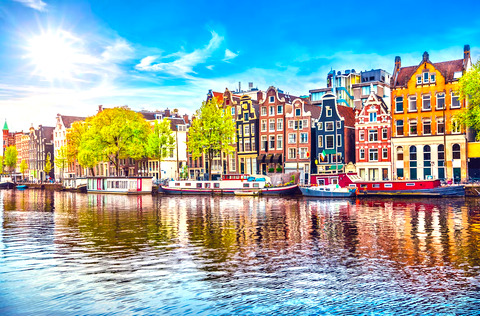 Amsterdams kanal med traditionella nederlÀndska hus