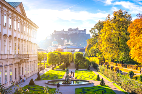Salzburgs gamla stad med alptoppar i bakgrunden